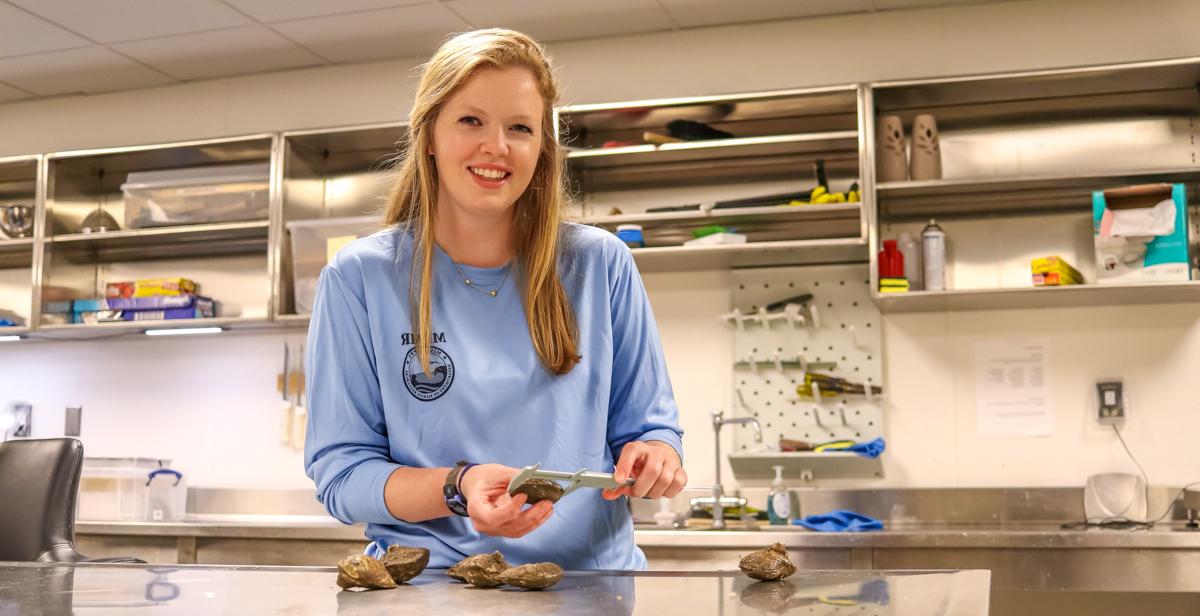 梅里特·麦考尔在密西西比州海洋资源部的职责包括建造, 在州水域播种和监测牡蛎养殖场. 她最近在十大玩彩信誉平台获得了海洋科学硕士学位.