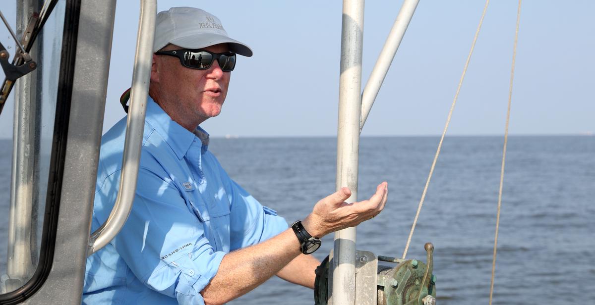 海洋科学教授. 约翰Lehrter, 2021年在阿拉巴马州海岸附近的一艘船上, 正在领导一项研究，以确定阿拉巴马湾沿岸的水质基线. “在一个非常基本的层面上, 这个项目是十大玩彩信誉平台走出去的, 非常频繁的, 并试图了解州水质的脉搏. 哪些地方是我们需要担心的，哪些地方质量好?”
